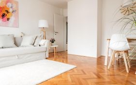 White Apartment - Free Parking